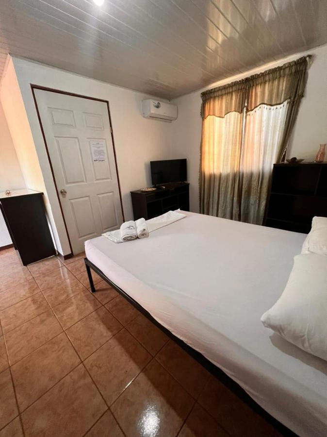Cabinas Playa Bandera Bed and Breakfast Parrita Exterior foto