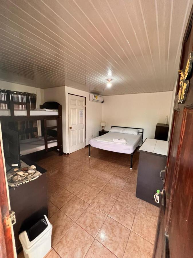 Cabinas Playa Bandera Bed and Breakfast Parrita Exterior foto