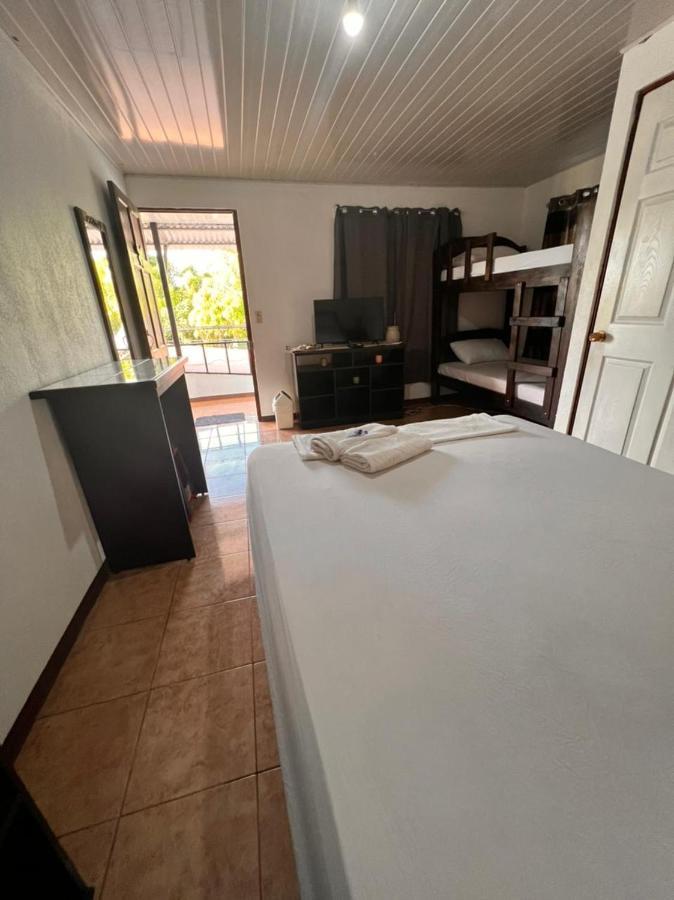 Cabinas Playa Bandera Bed and Breakfast Parrita Exterior foto