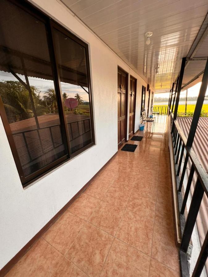 Cabinas Playa Bandera Bed and Breakfast Parrita Exterior foto