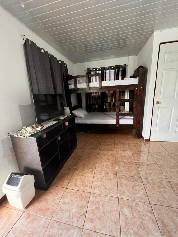 Cabinas Playa Bandera Bed and Breakfast Parrita Exterior foto
